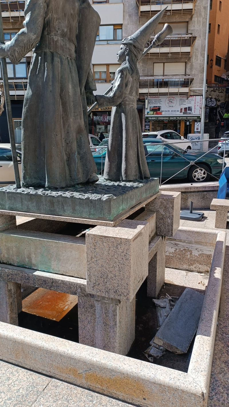  A pocos días de la Semana Santa, vemos el estado lamentable de la estatua del Nazareno. ¿Tanto cuesta arreglarlo señor alcalde?
