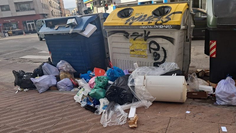 16/11/24. Contenedores atascados de basura, y tirada por el suelo. El civismo es importante, pero también disponer de un servicio de recogida que cumpla con su trabajo, ya que es algo generalizado por la ciudad   
