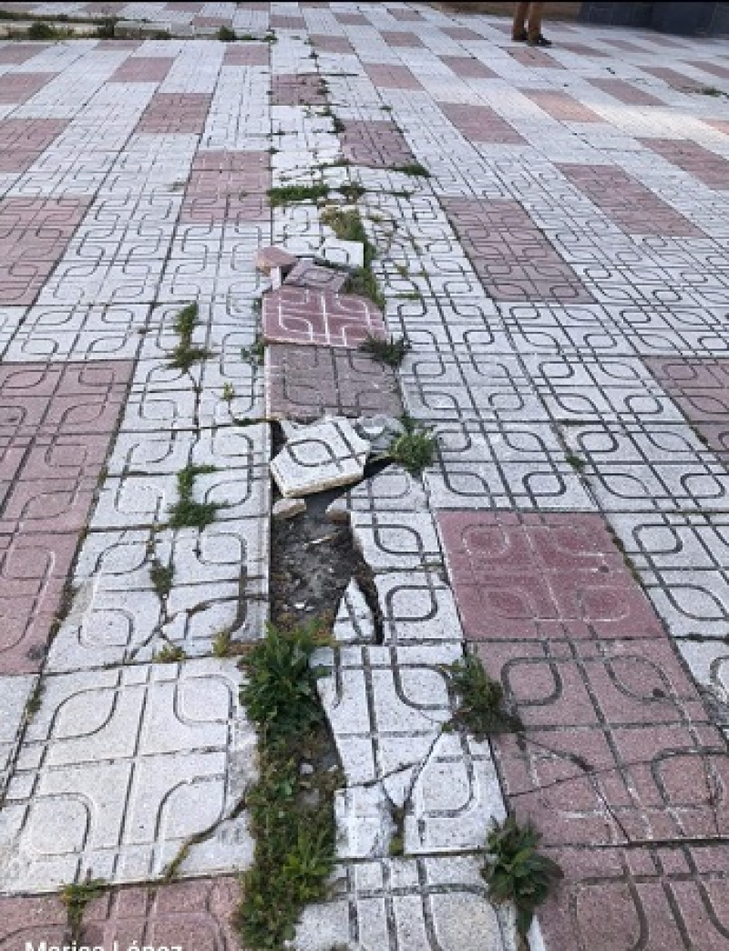 25/04/24. Estado del suelo de la Plaza de la Morquera, la foto es una pequeña muestra ya que el deterioro en generalizado.    