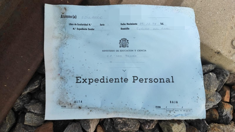 23/03/24. Así se encuentran los alrededores del antiguo colegio de San Julián, llenos de papeles confidenciales que han llegado hasta las vías del tren. ¿los recogerán o se los llevará el aire tres kilómetros más?  