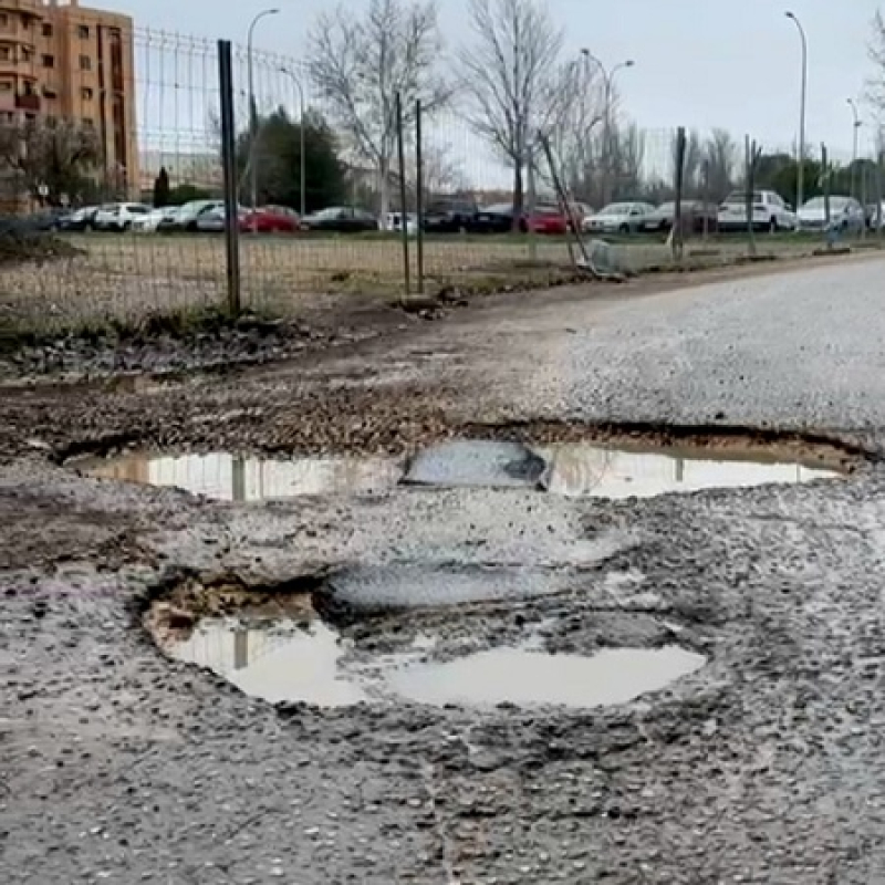  Lamentable estado, como el resto de la ciudad, de una zona que en vez de baches parece que tiene torcas. 